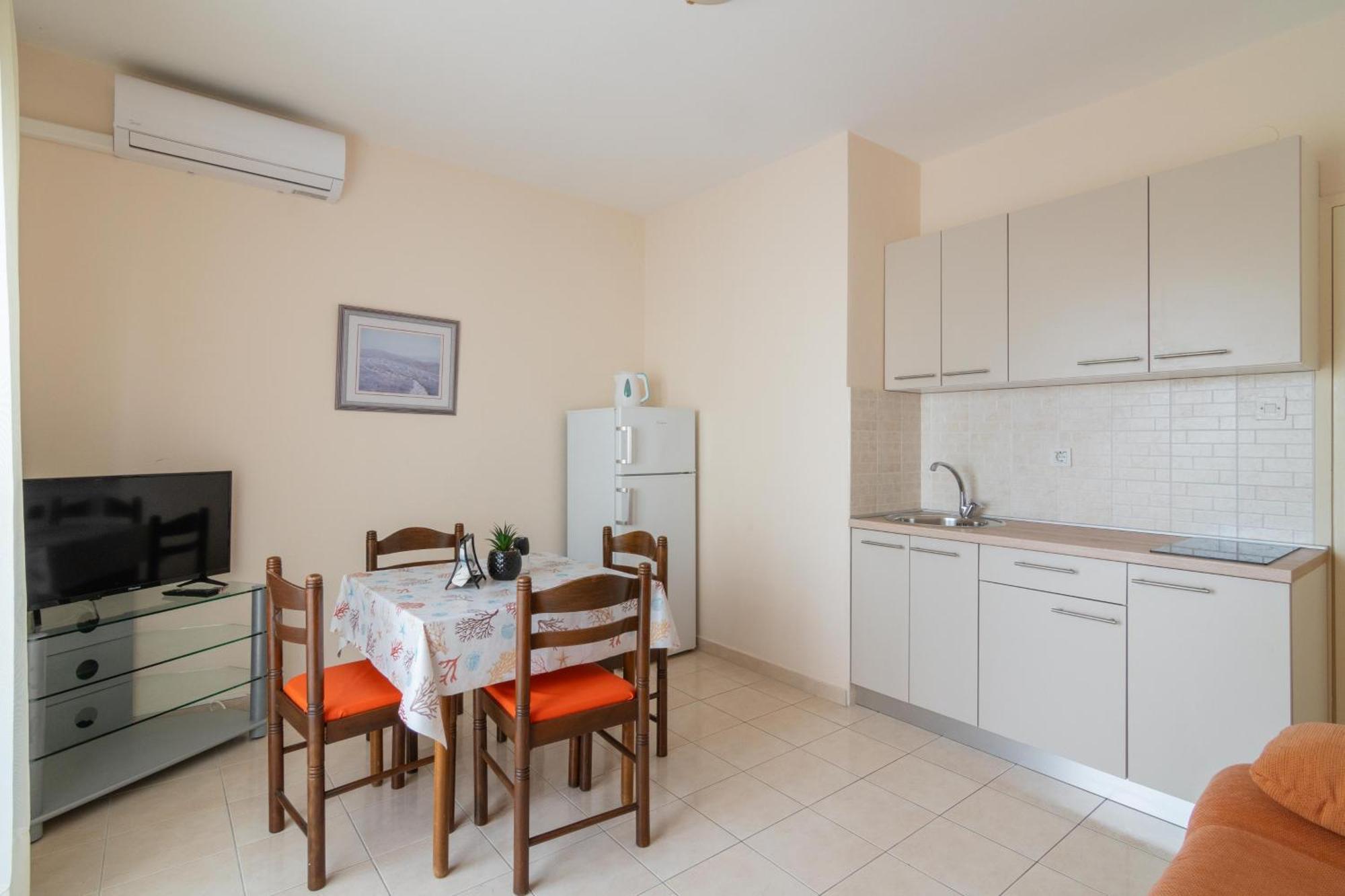 Apartments With A Parking Space Mandre, Pag - 18748 콜란 외부 사진
